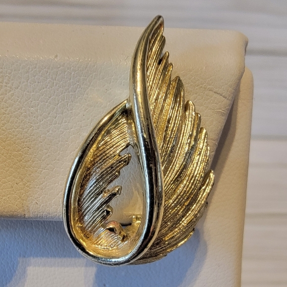 F16 Vintage Lisner Gold-tone Clip-on Earrings - Picture 2 of 3